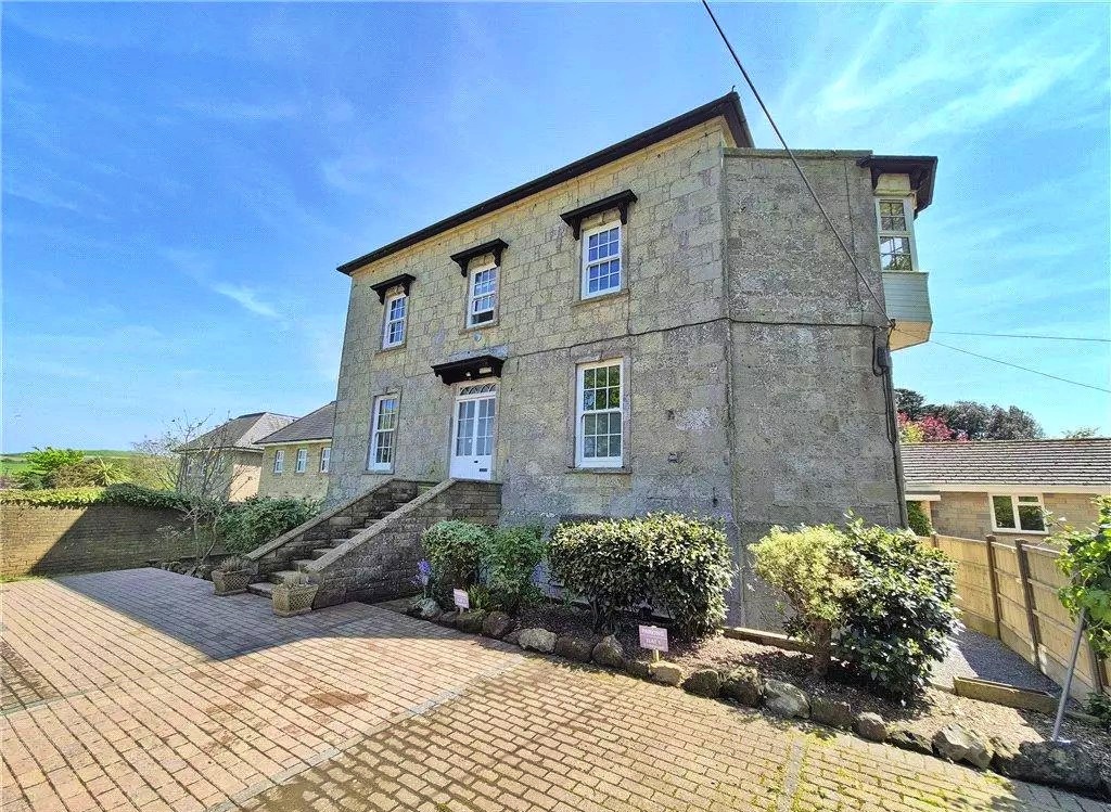 01 Estate Agents